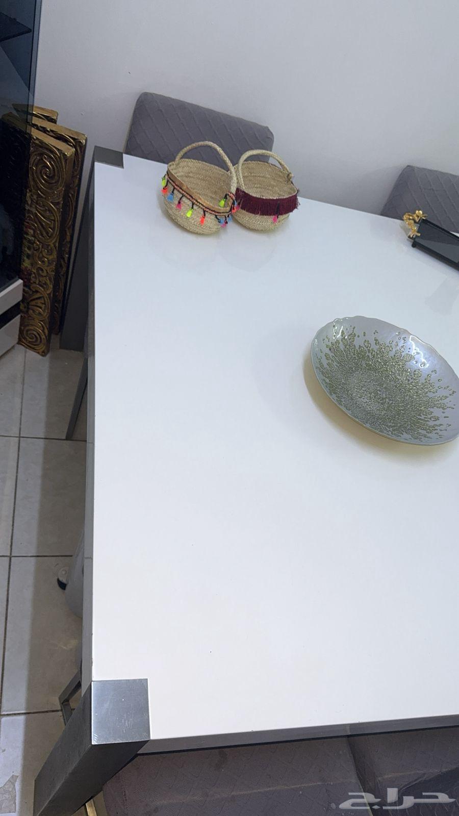 Dining table64379544581763111