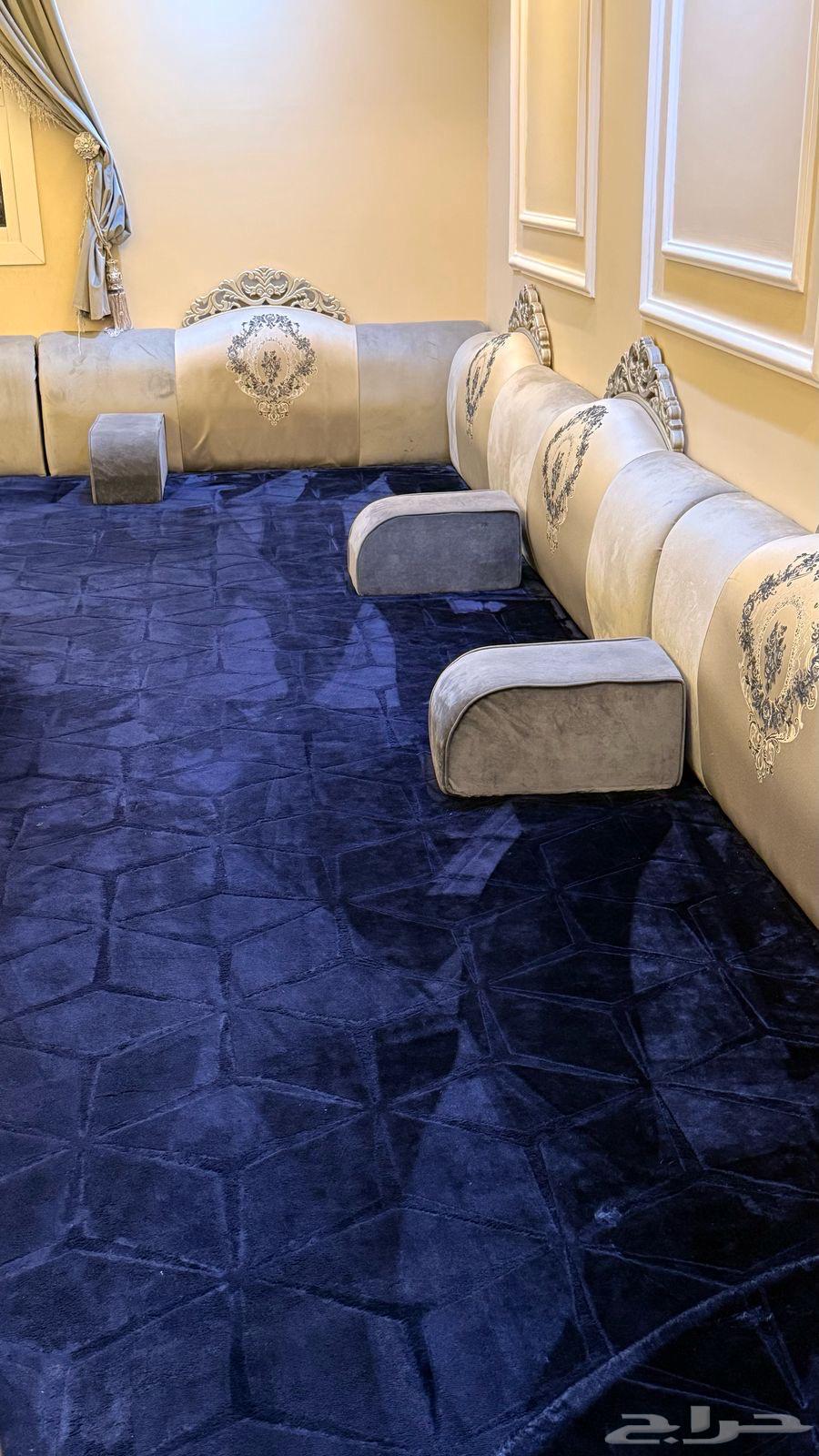 مساند وفرشه وطاولات نظيفه للبيع64384952391425112