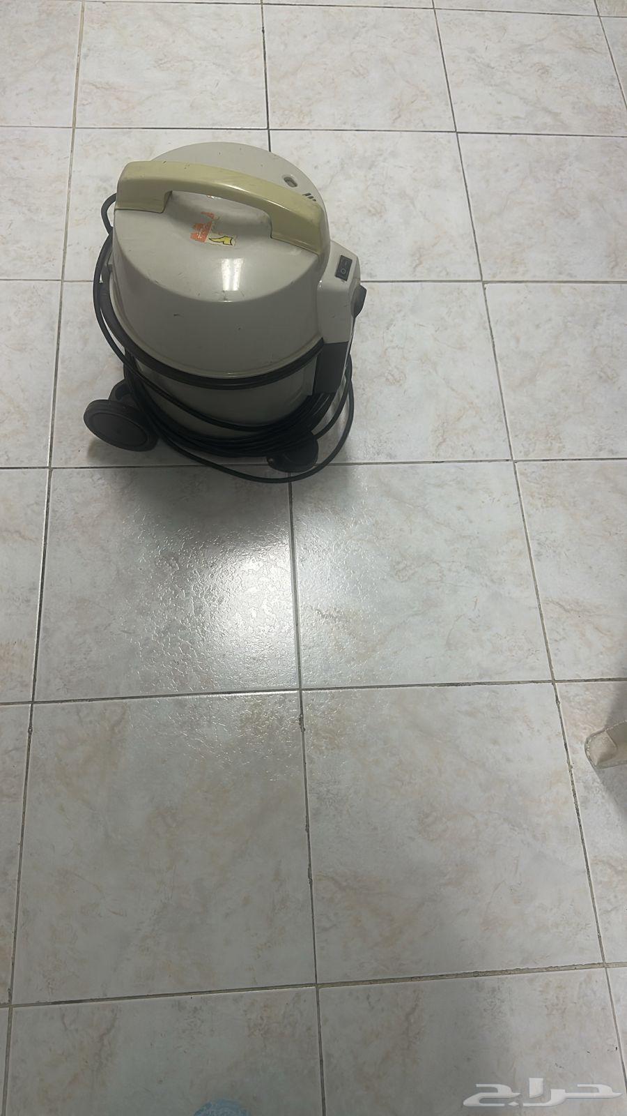 كراسي خشبيه ومكانس ثنتين64390193845377114