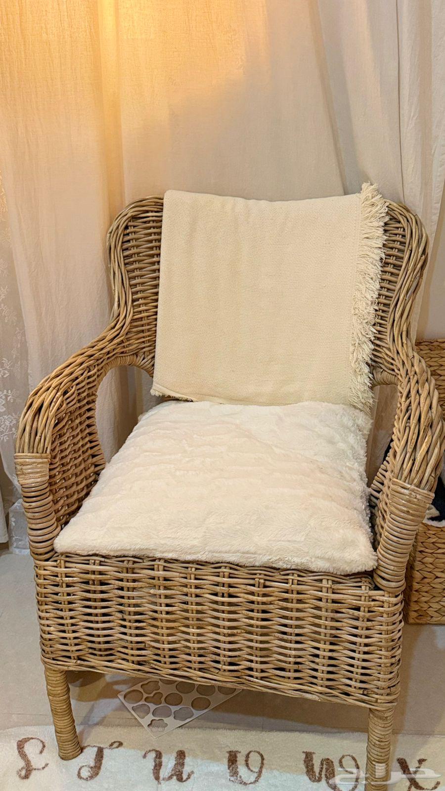 كراسي و وحدة ادراج للبيع64382707693185110