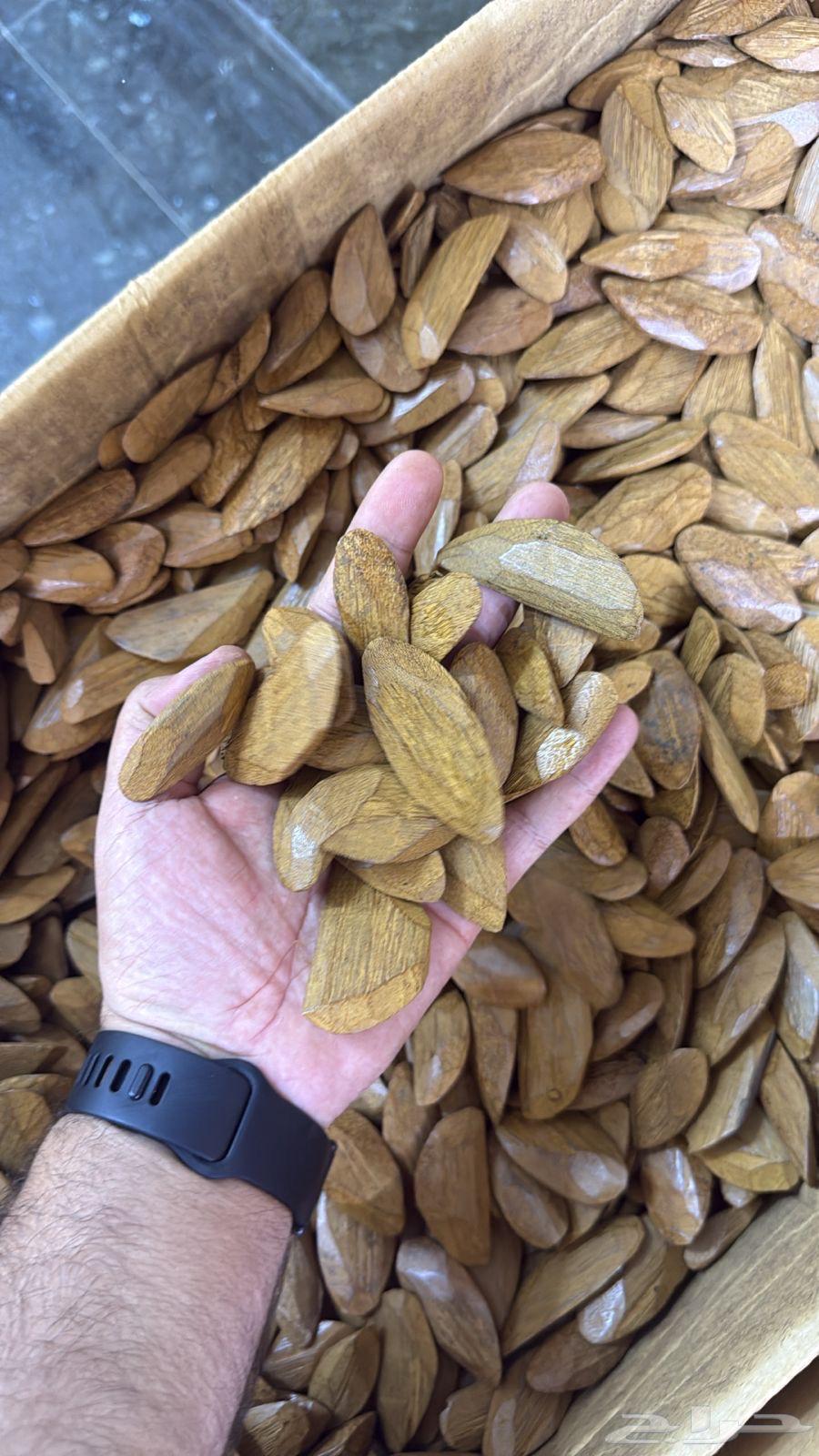 Moroccan oud from home, 400 per kilo64385021765890110