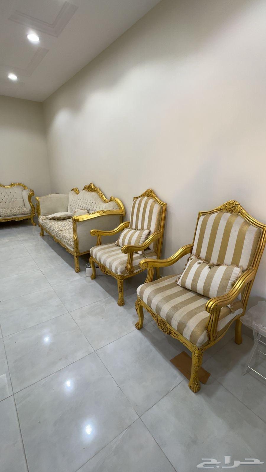 كنب مجلس فخم مع طاوله ونظيف64382597033859112