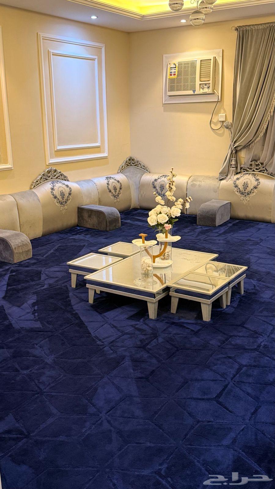 مساند وفرشه وطاولات نظيفه للبيع64384952391425110