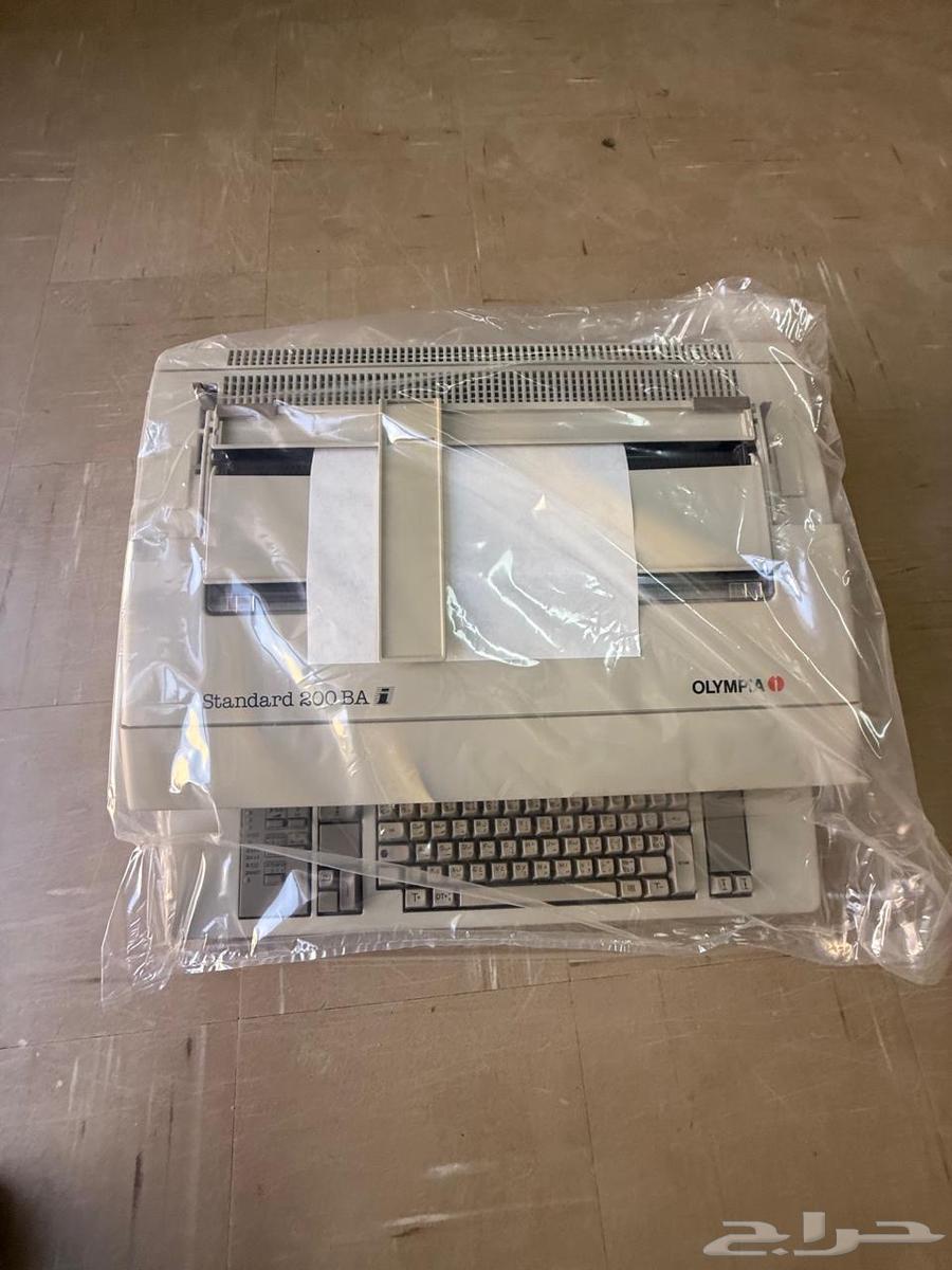 آلة كاتبة كهربائية قديمة64388647031681110