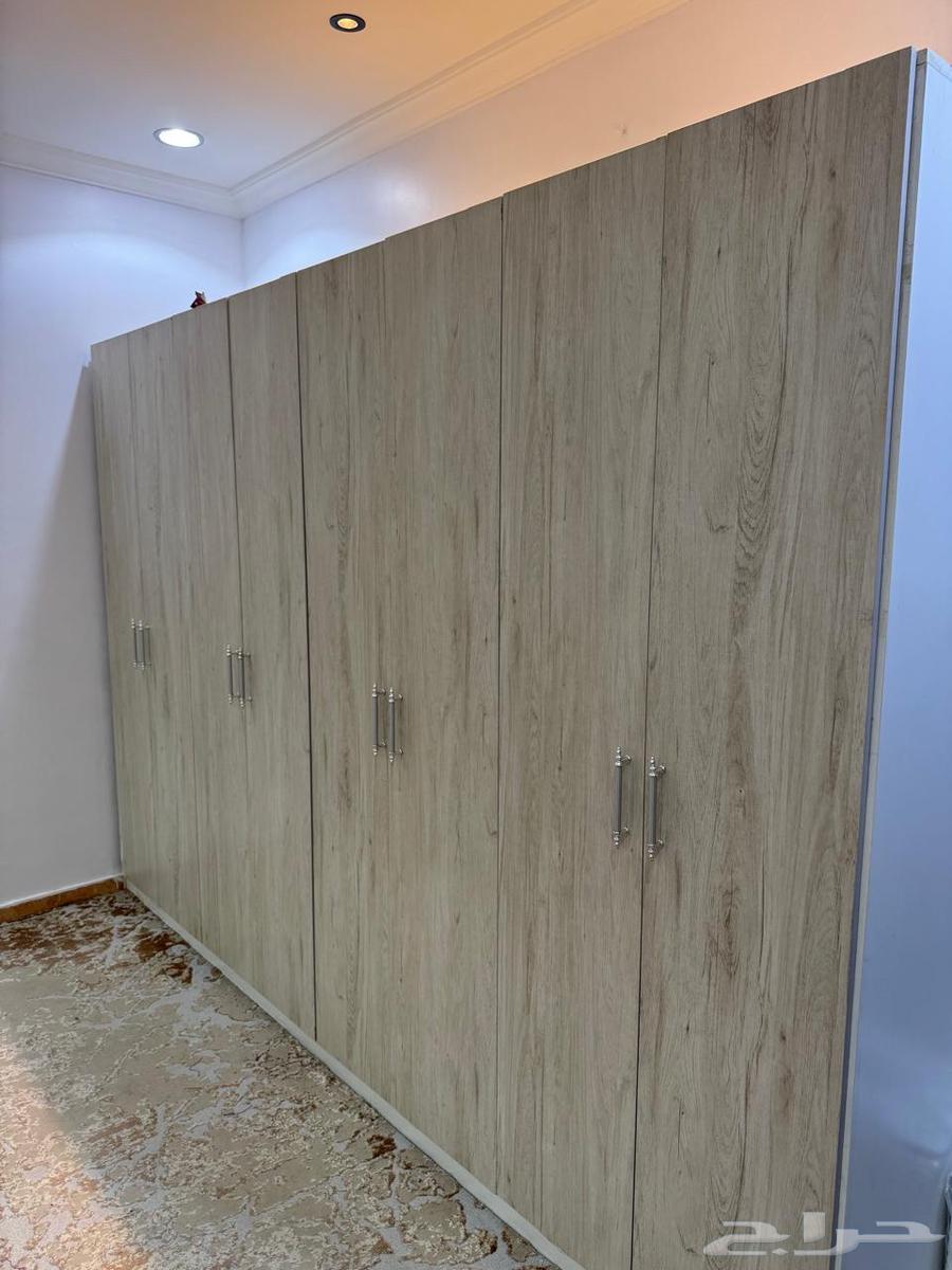 دولاب 8 أبواب كبير ونظيف للبيع (السعر 1000 وقابل للتفاوض)64387313209985112