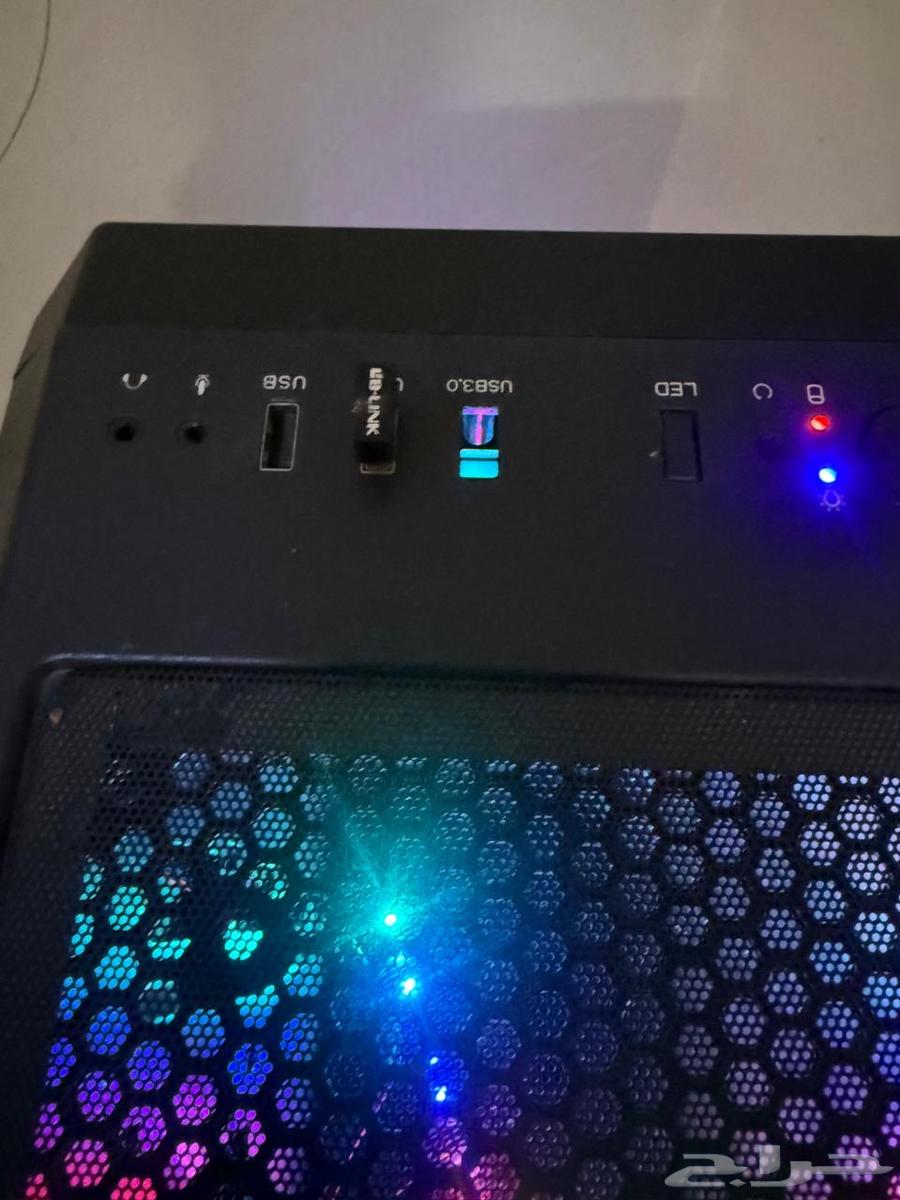 Desktop computer with graphics card and 22-inch monitor64377988817923114