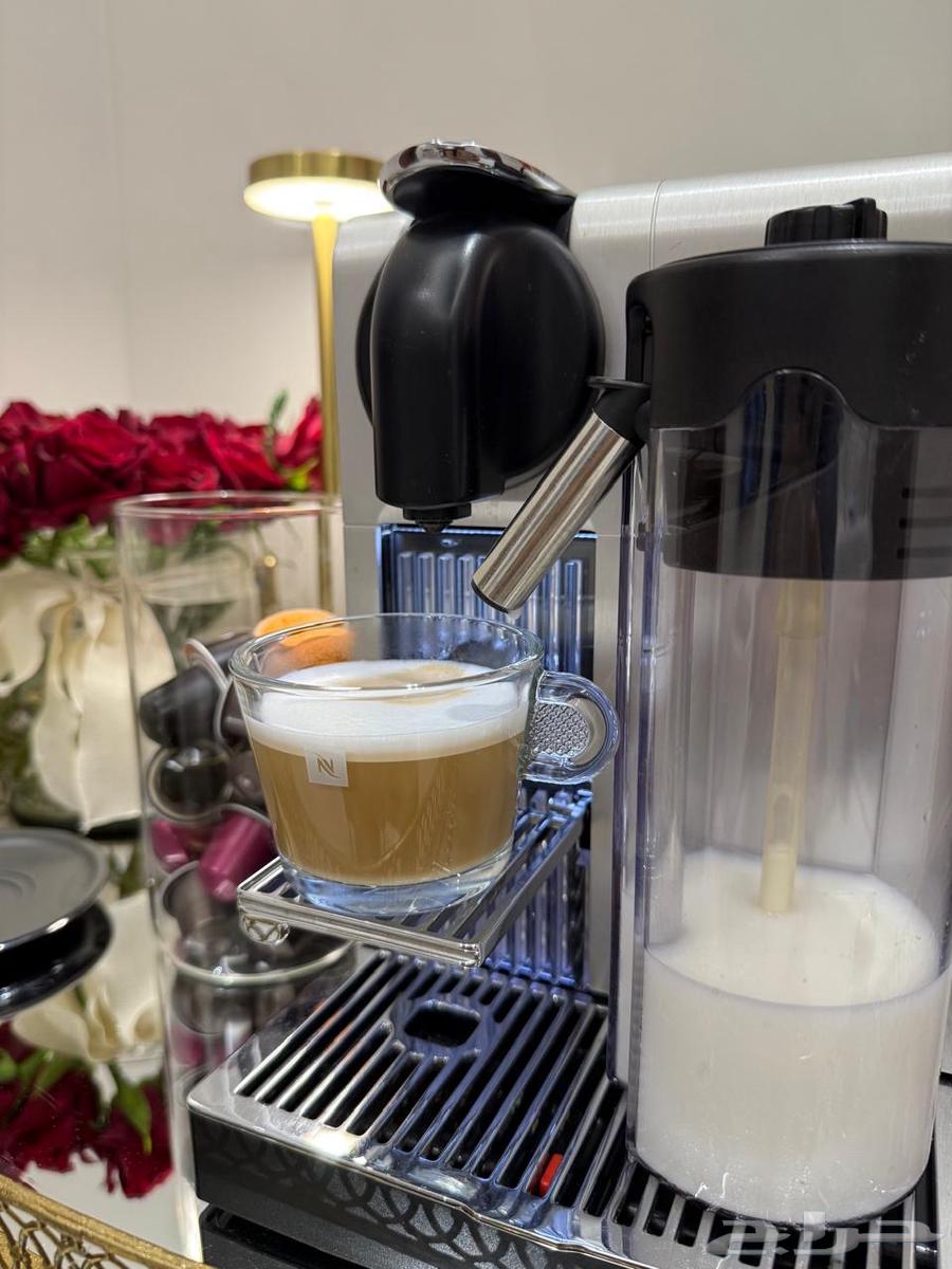 nespresso . Coffee machine64388343524354110