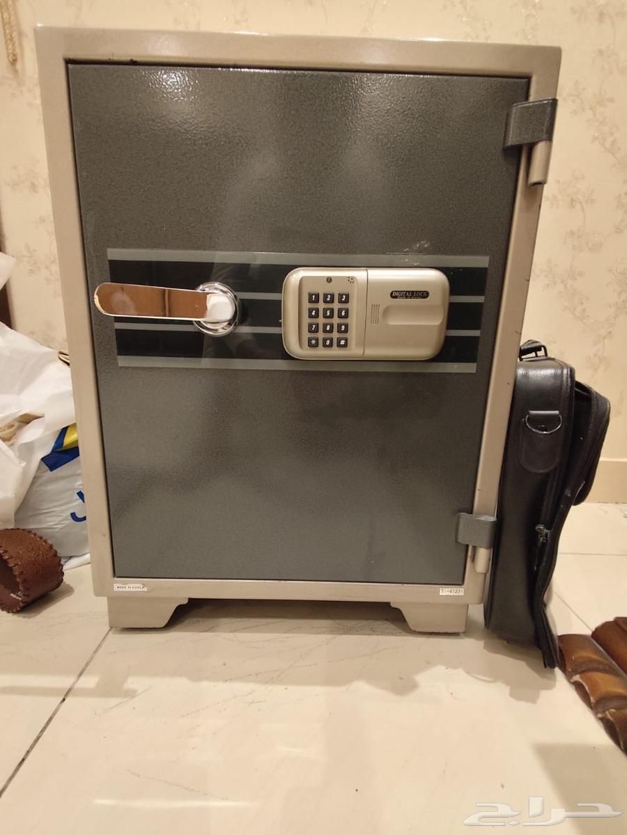 Safe with combination lock for sale, clean, for Samel64384465481857110