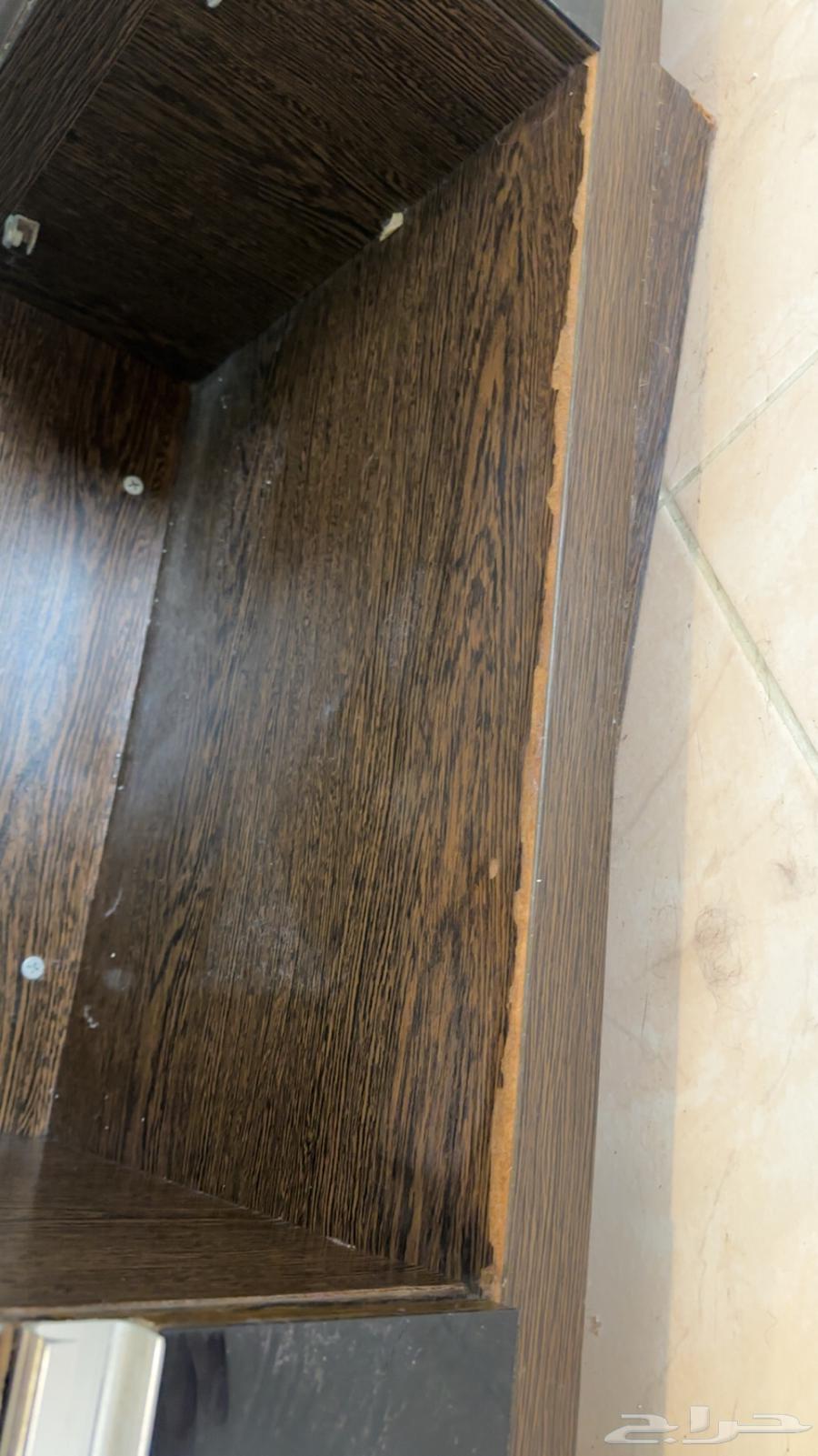 طاوله تلفيزون في اماكن معينه مقشر لكنها سليمه والادراج سليم64400883118338111