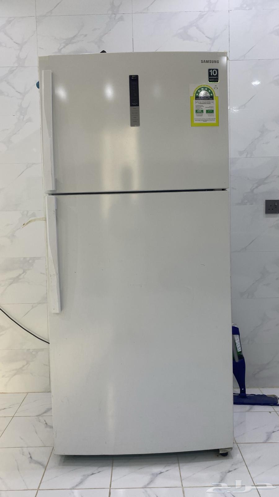 Semi-new refrigerator with its papers
and also a clean washing machine64396295812866111