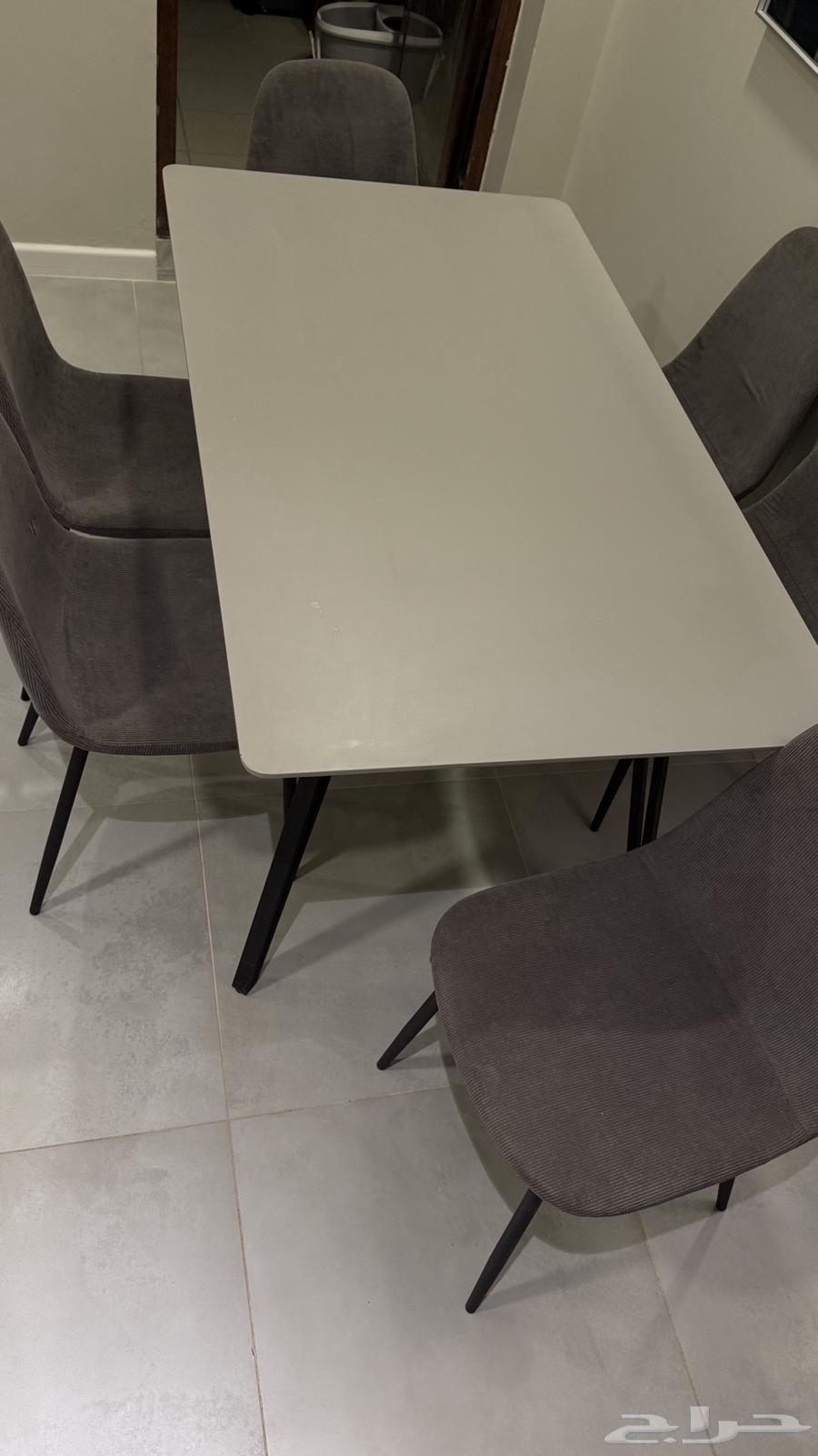 Dining table with 6 chairs, clean64393073107585114