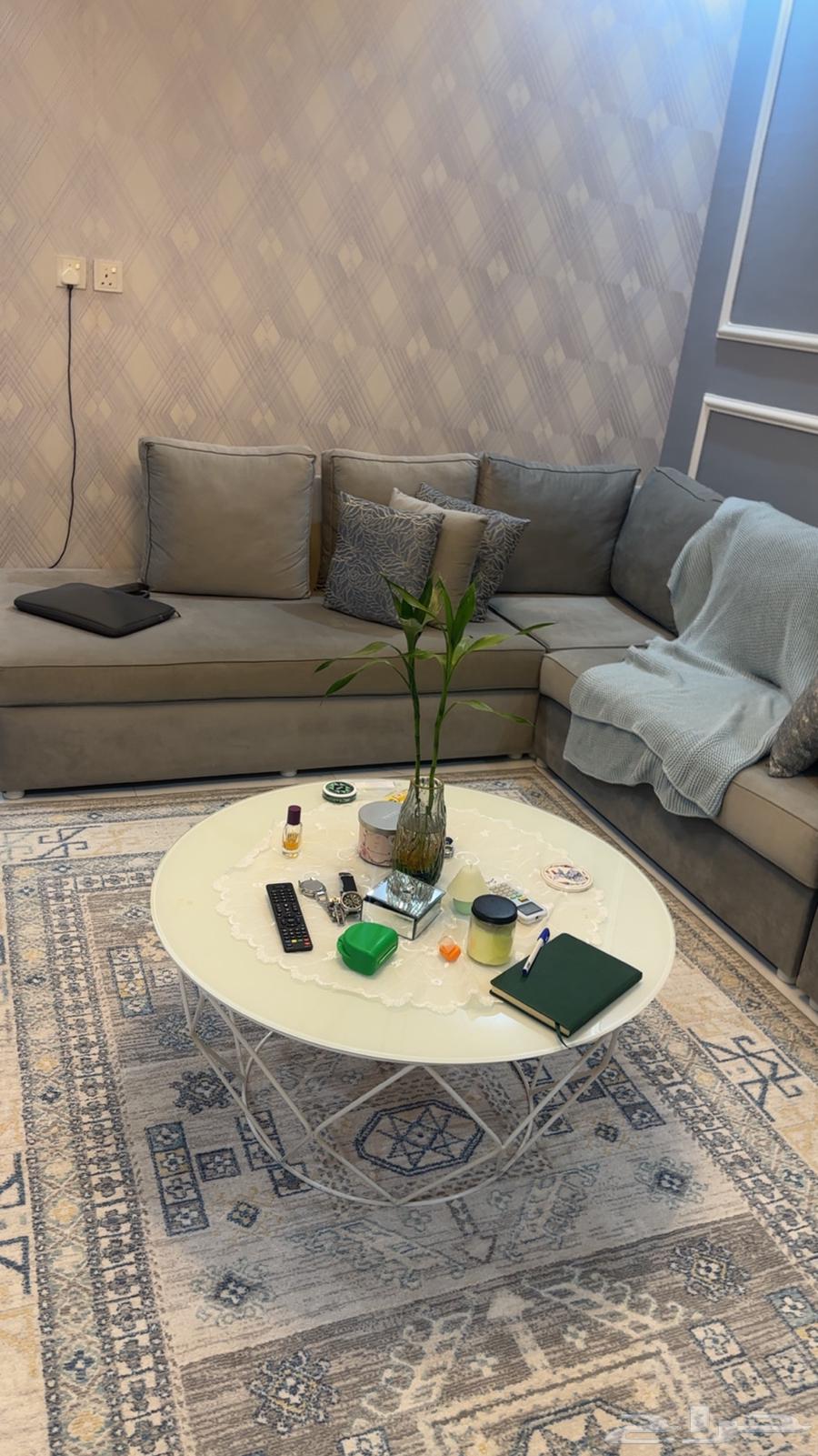 كنب للبيع مع ملحقاته64397436978946112