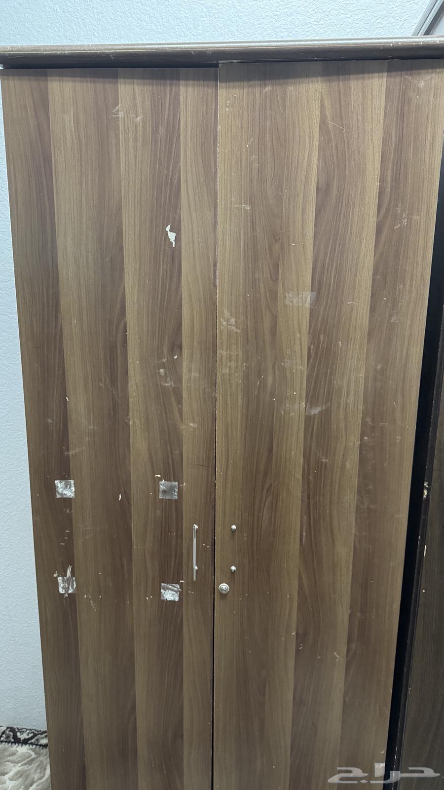 دولابين خشب مستعمل   السعر على السوم..64400632517635112