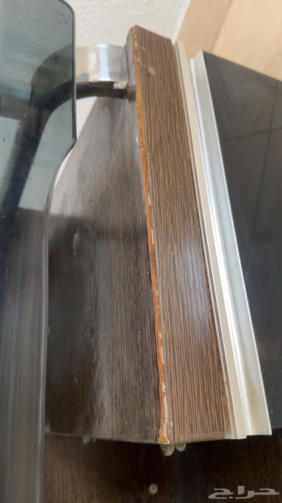 طاوله تلفيزون في اماكن معينه مقشر لكنها سليمه والادراج سليم64400883118338110