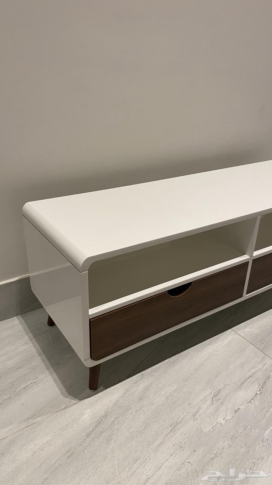 طاولة تلفاز للبيع64399271992834112