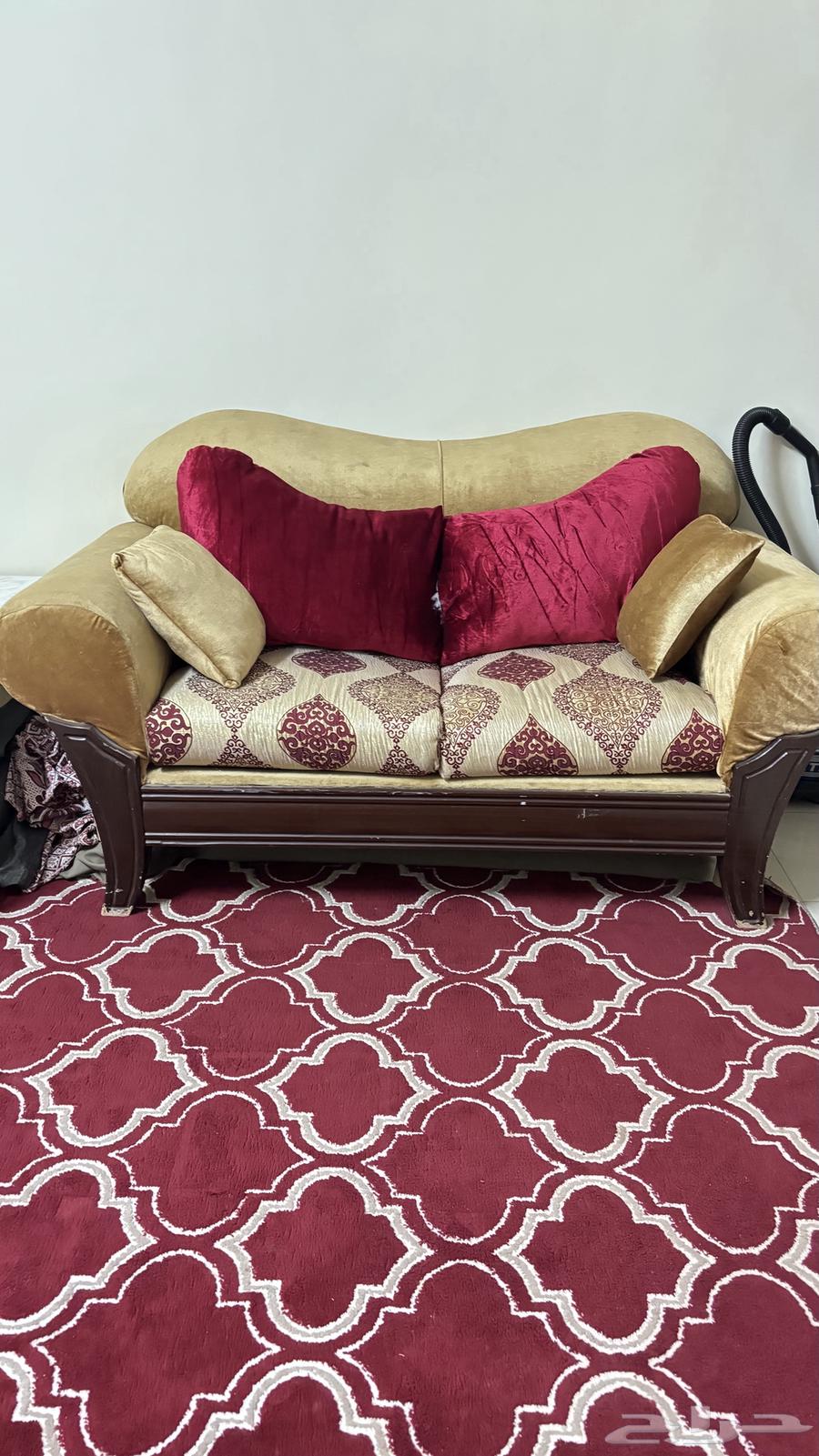 Clean 11-person sofa for sale in Al Ranouna64392456552834110