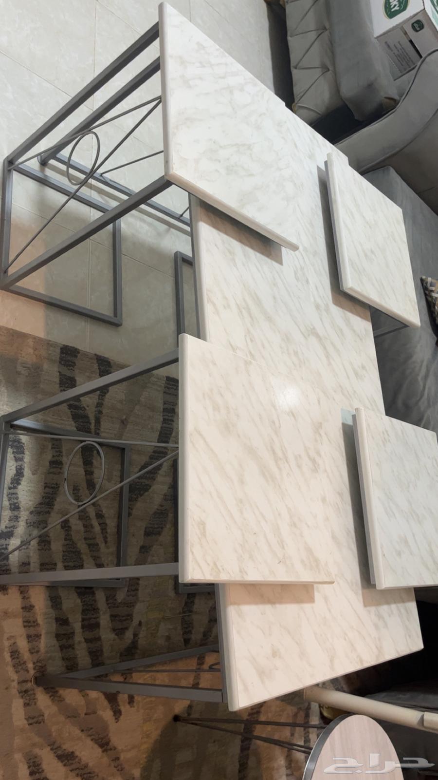 كنب مكون من خمس قطع   وطاوله دائري  وطاوله مربع مع 4 خدمه64392690088450113