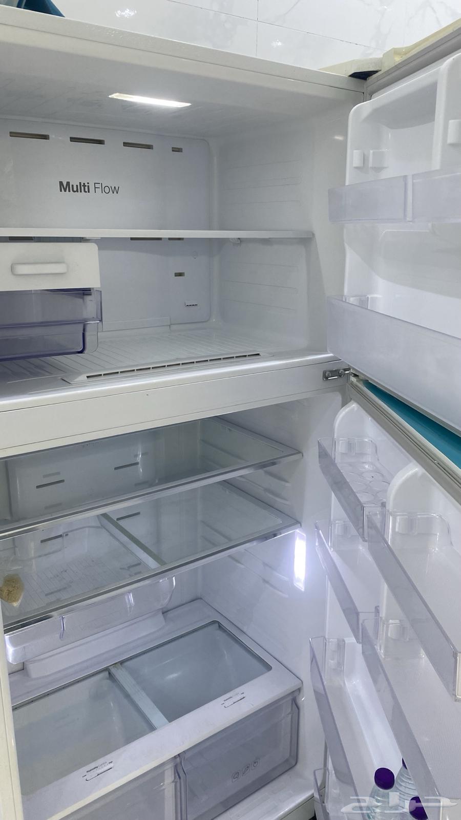 Semi-new refrigerator with its papers
and also a clean washing machine64396295812866114