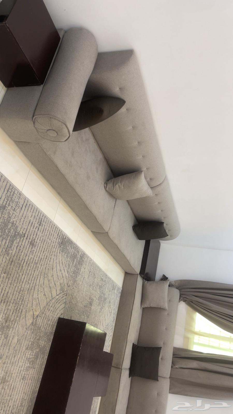 Floor seating with tables64401133342211112