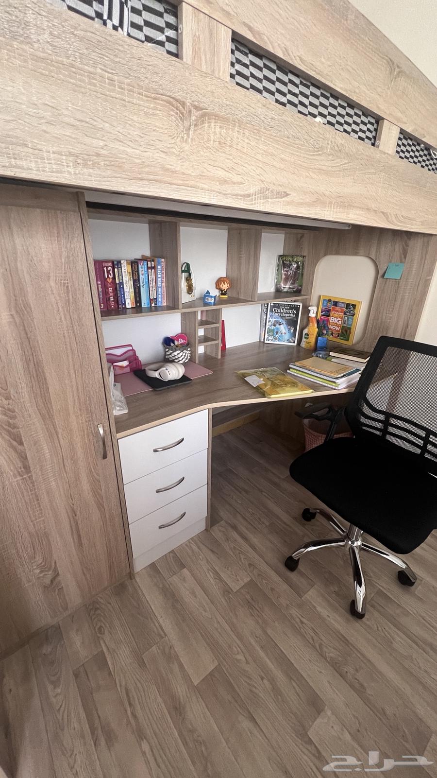 Bed with desk in excellent condition. Purchased from Home Box, two available64395365954177110