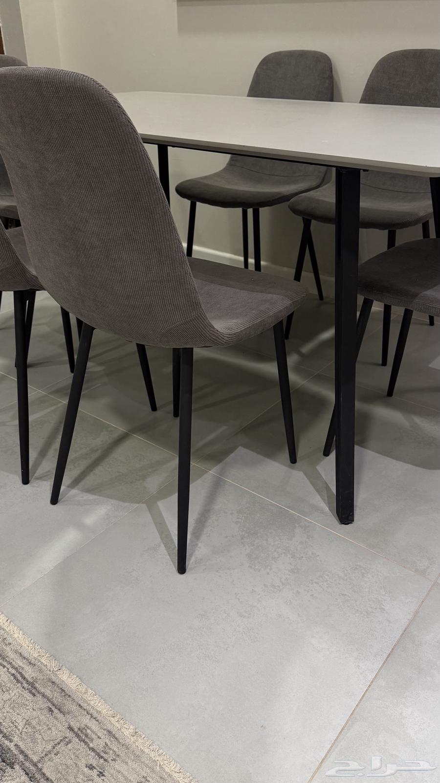 Dining table with 6 chairs, clean64393073107585113