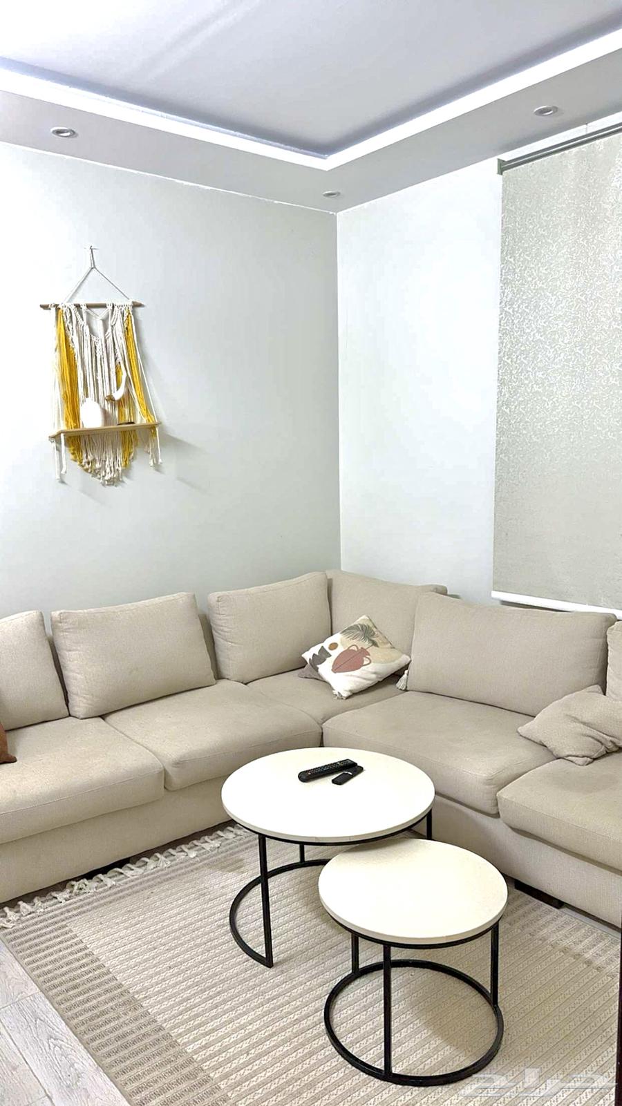 كنب للبيع مع طاولاته وفرشه64400577472513110