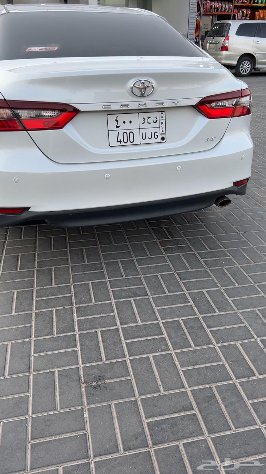 A distinctive 400 plate with و64544354458243110