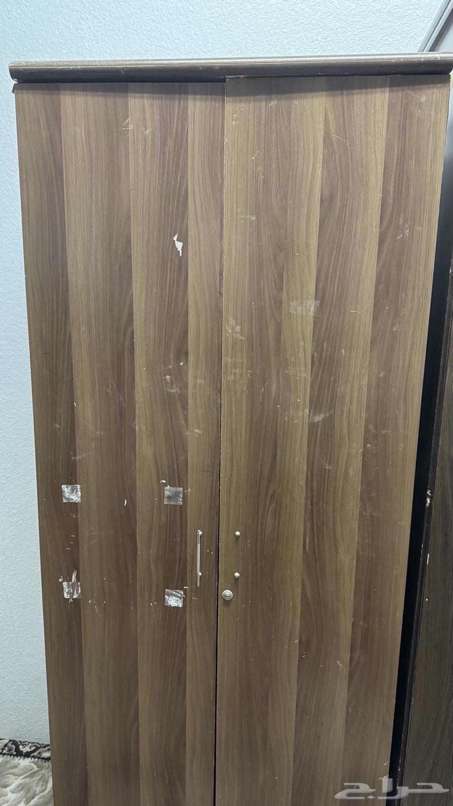 دولابين خشب مستعمل   السعر على السوم..64400632517635110