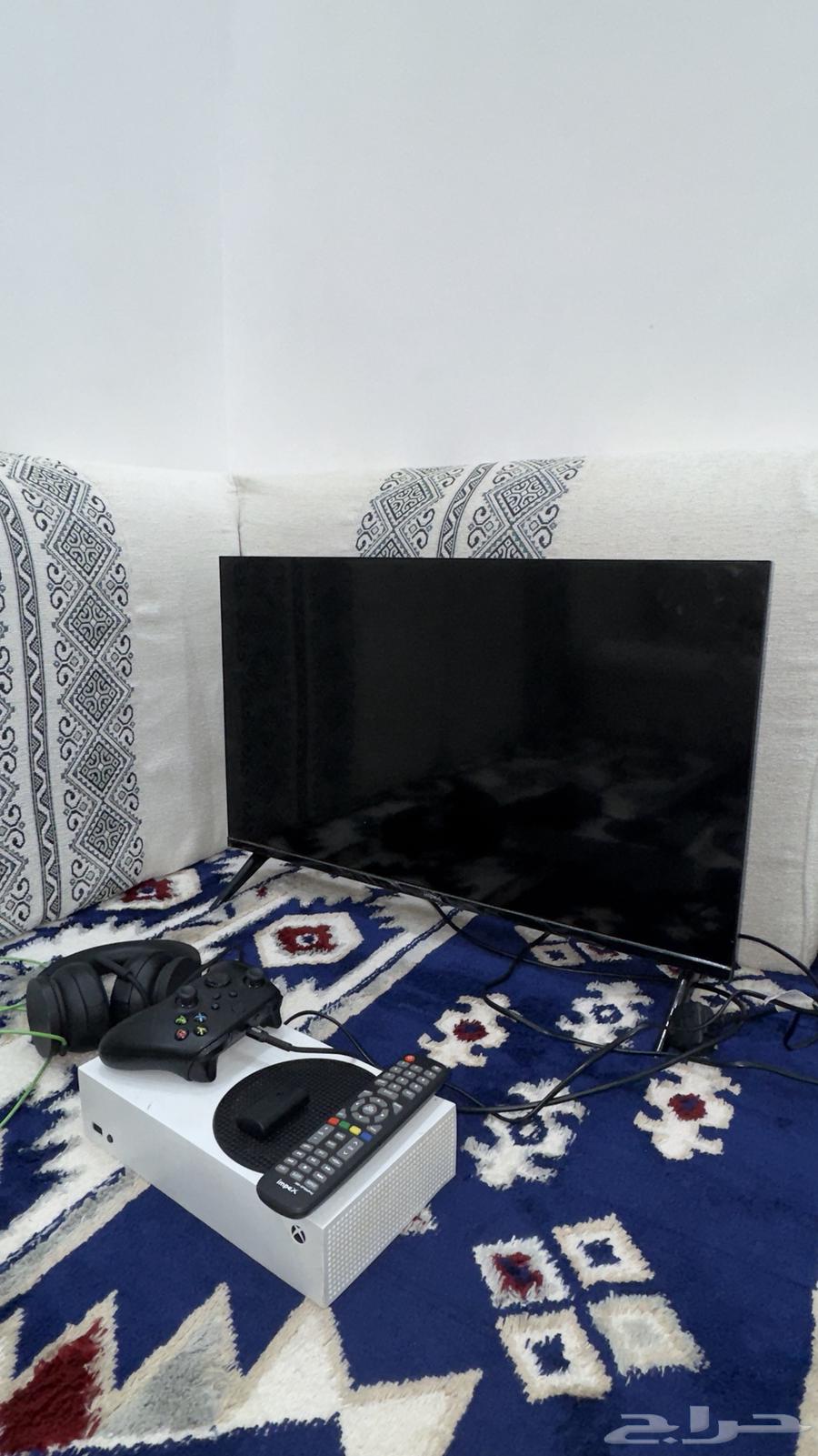 Xbox Series with screen, Xbox headset, and battery64393818809474111