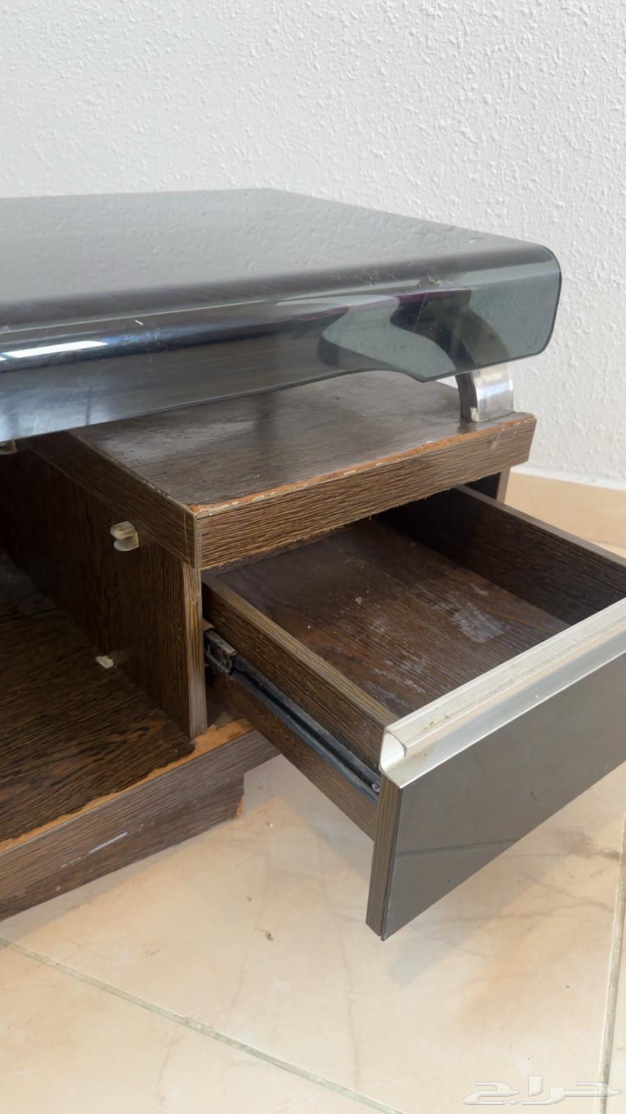 طاوله تلفيزون في اماكن معينه مقشر لكنها سليمه والادراج سليم64400883118338114