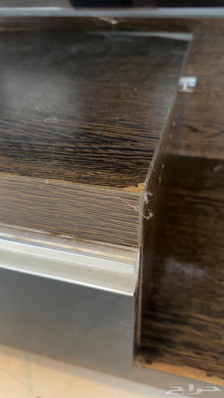 طاوله تلفيزون في اماكن معينه مقشر لكنها سليمه والادراج سليم64400883118338112