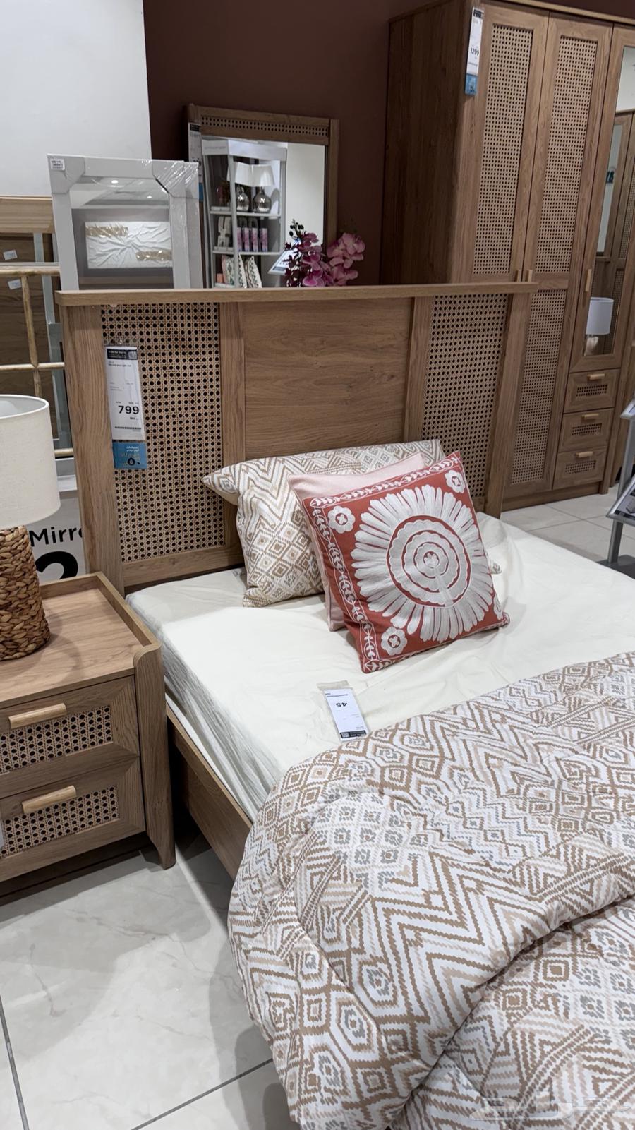 غرفة نوم 4 مكونه من 6 قطع استخدام 5 اشهر64397783381889110