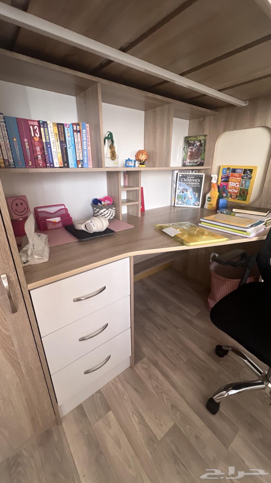 Bed with desk in excellent condition. Purchased from Home Box, two available64395365954177114