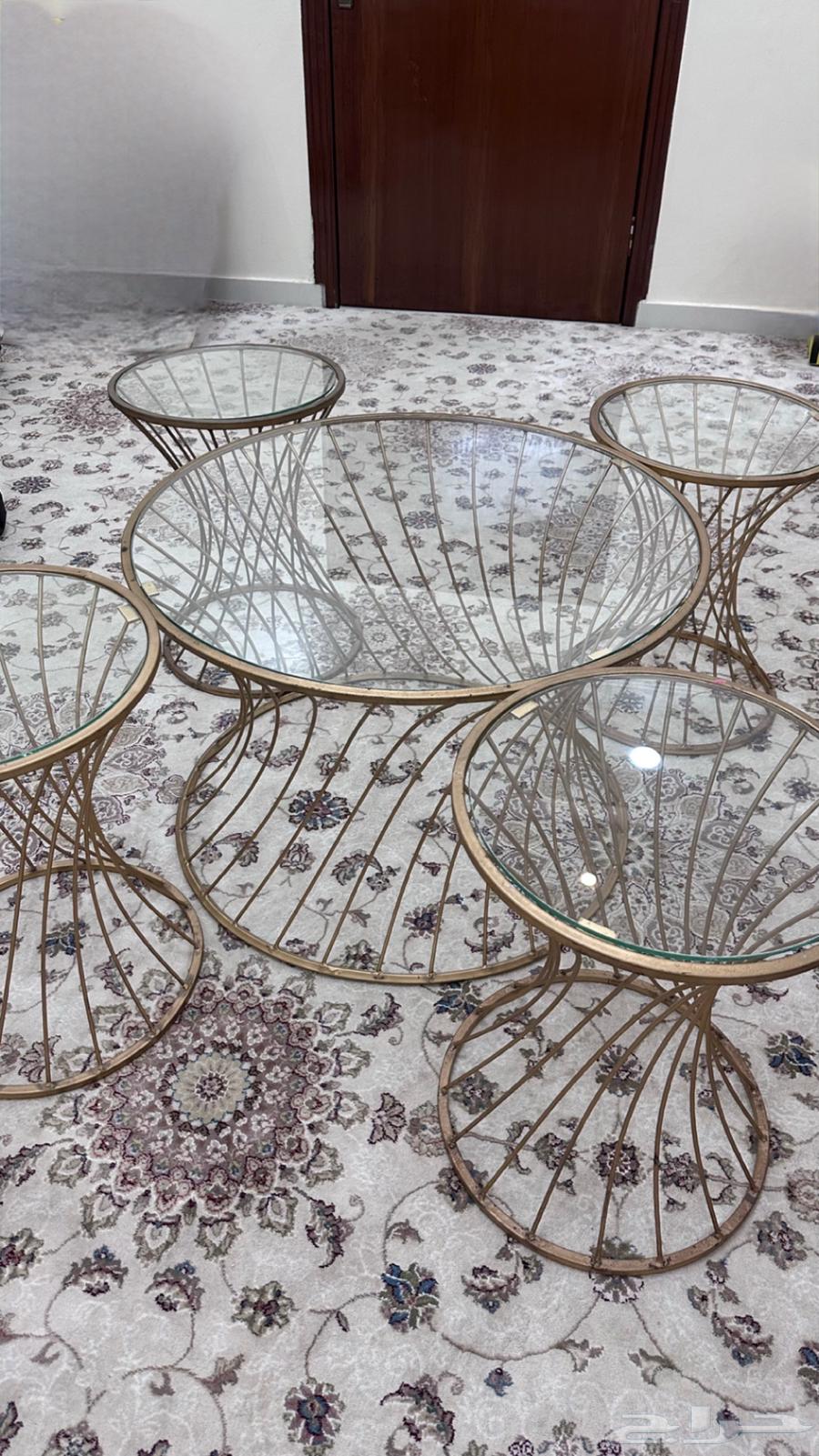 طاولات خدمة ذهبي زجاج بحالة جيدة64399494097793110