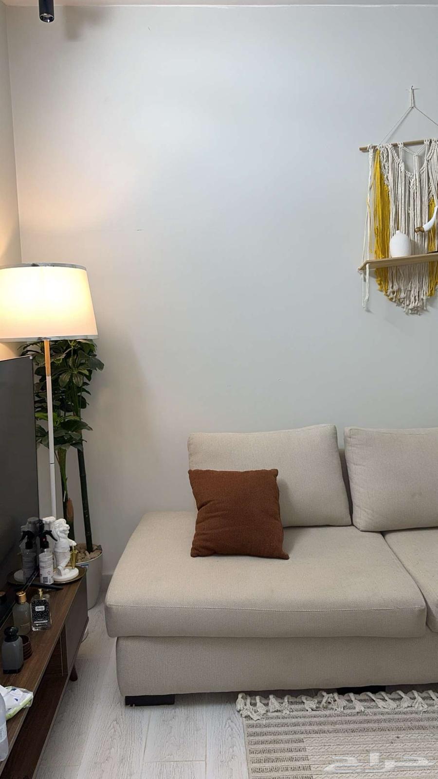 كنب للبيع مع طاولاته وفرشه64400577472513111