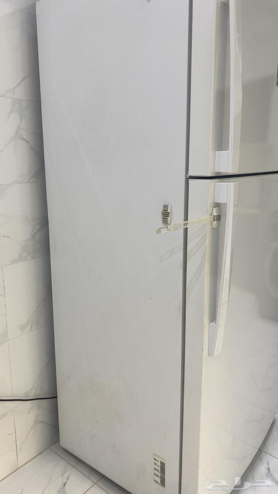 Semi-new refrigerator with its papers
and also a clean washing machine64396295812866110