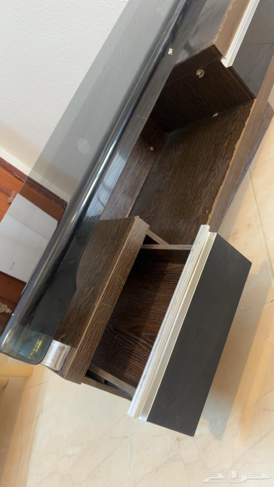 طاوله تلفيزون في اماكن معينه مقشر لكنها سليمه والادراج سليم64400883118338113