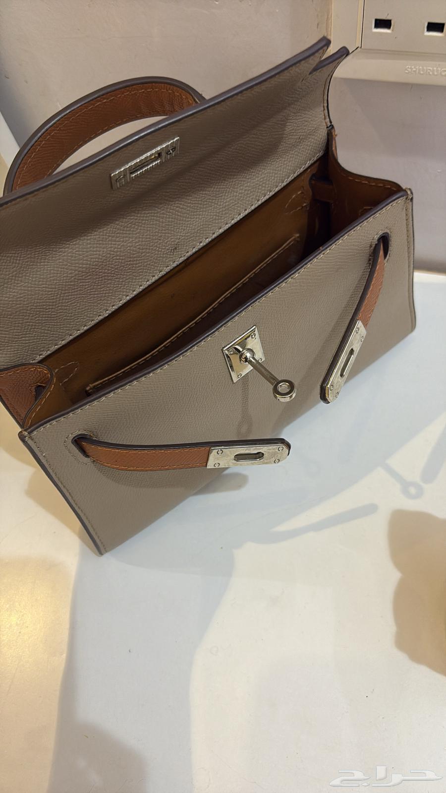 شنطة هرمز درجة أولى نظيفة كما هو واضح بالصور64394137497985112