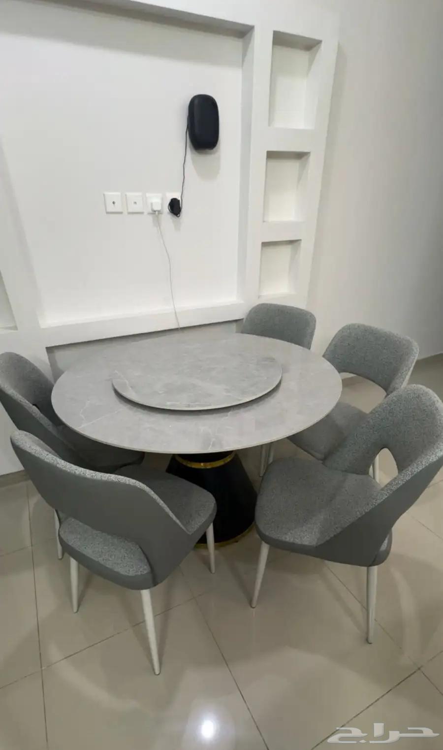 Dining table64398715556738110