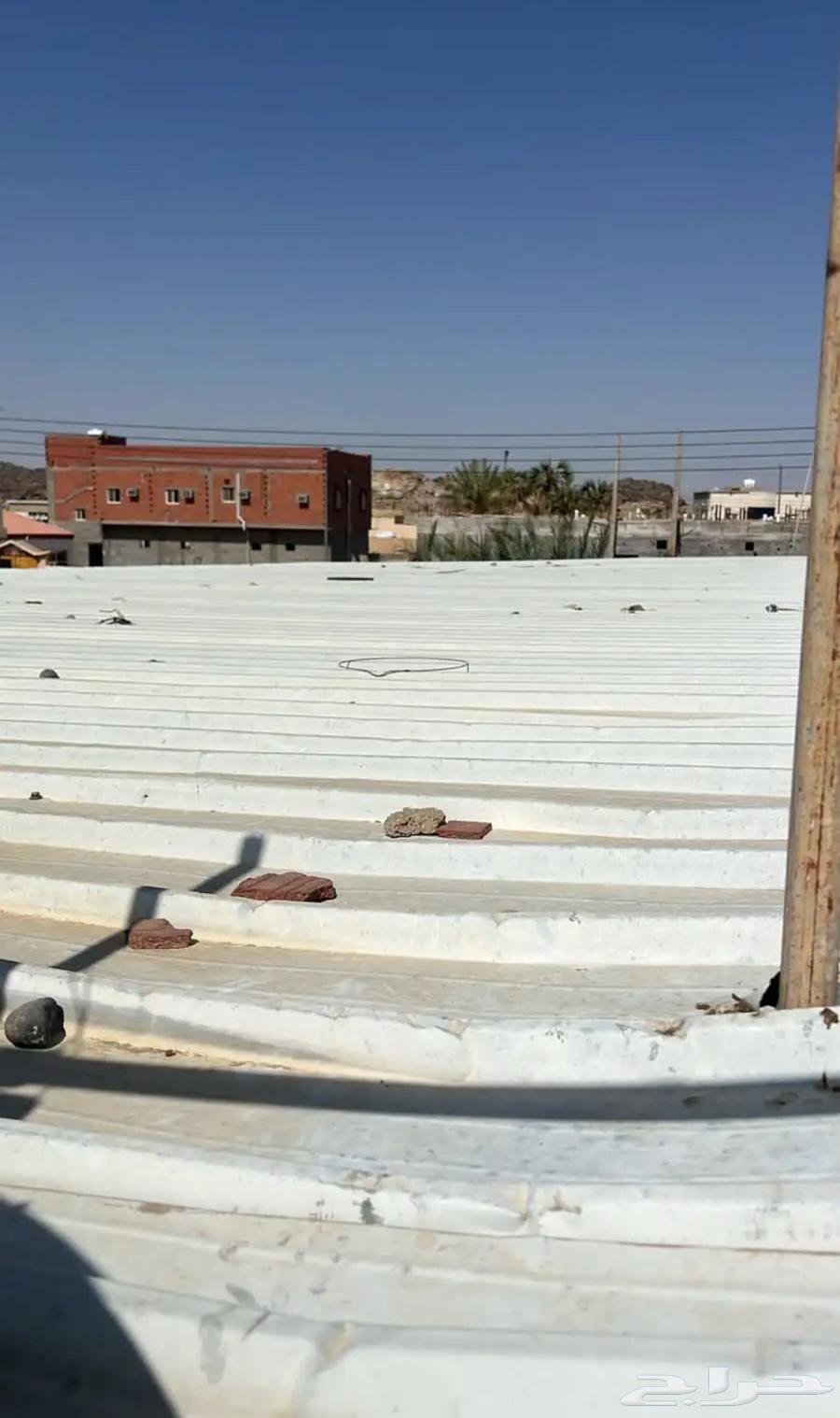 Iron, beams, wood, and electrical wires between two neighborhoods64394011953409111