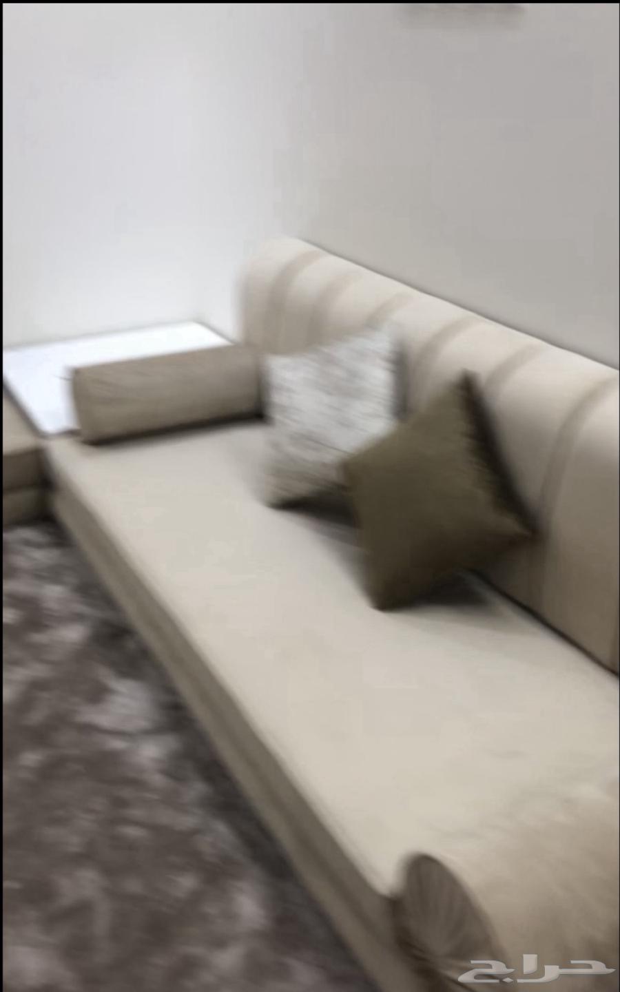Elegant 6x4 floor sofa for sale in good condition (with 11 cushions and 7 round poufs)64393142480513112