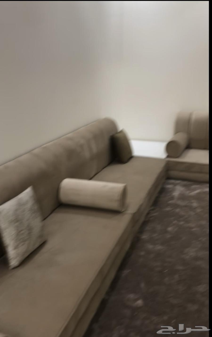 Elegant 6x4 floor sofa for sale in good condition (with 11 cushions and 7 round poufs)64393142480513110