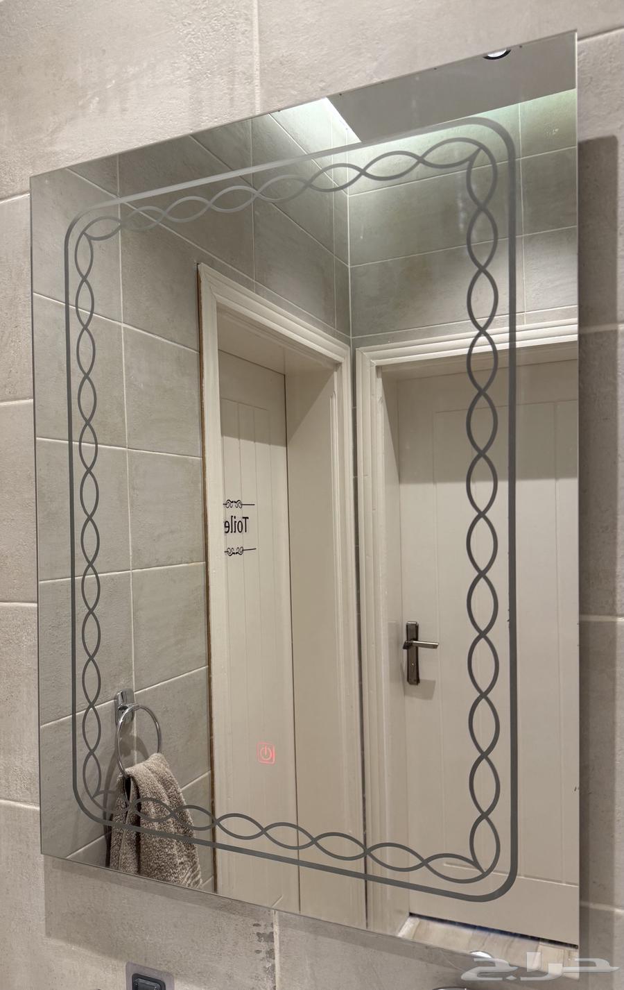 Laundry with LED mirrors64395393009667110