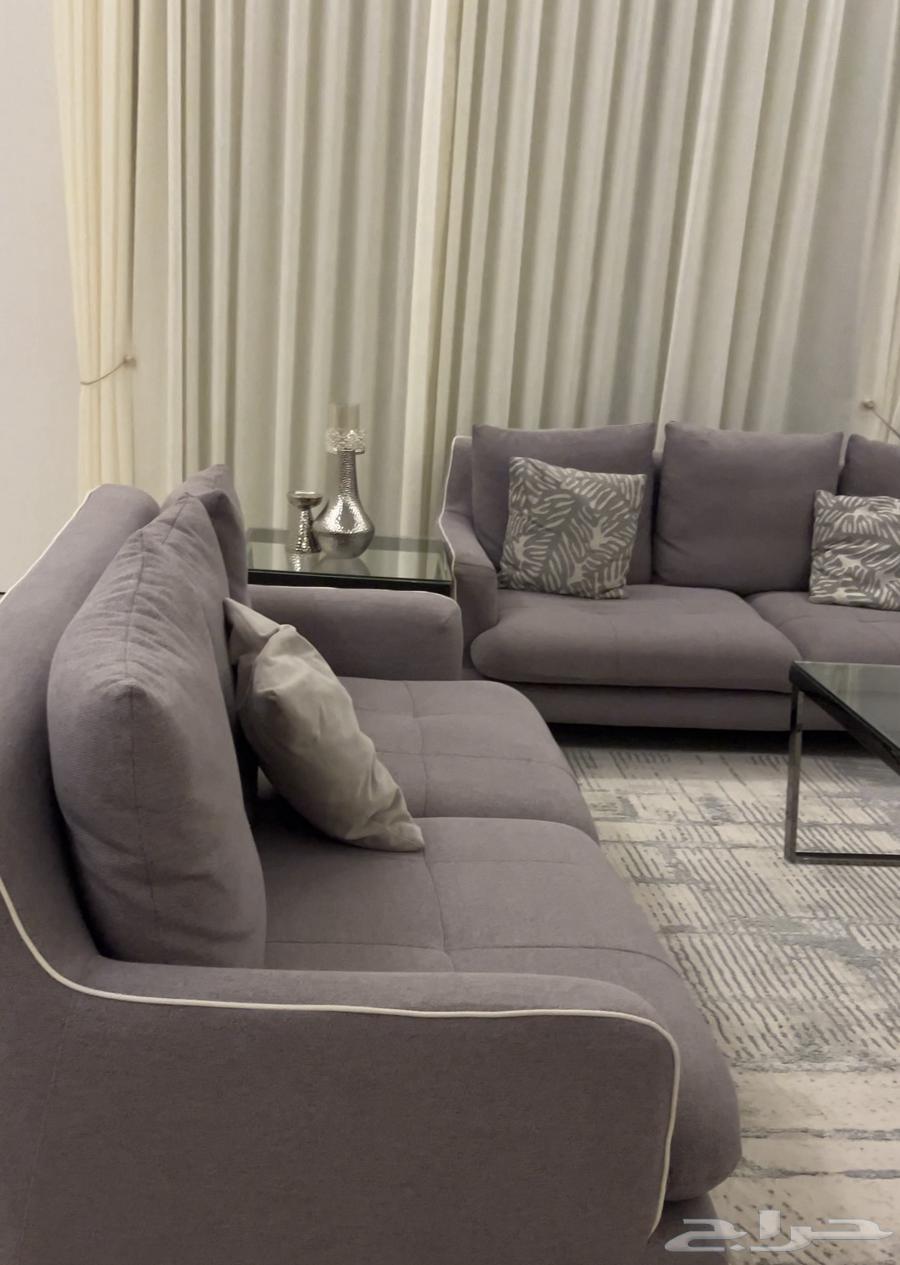 The sofa is in excellent condition, but the reason is that the sofa is too small for the space64393211104515112