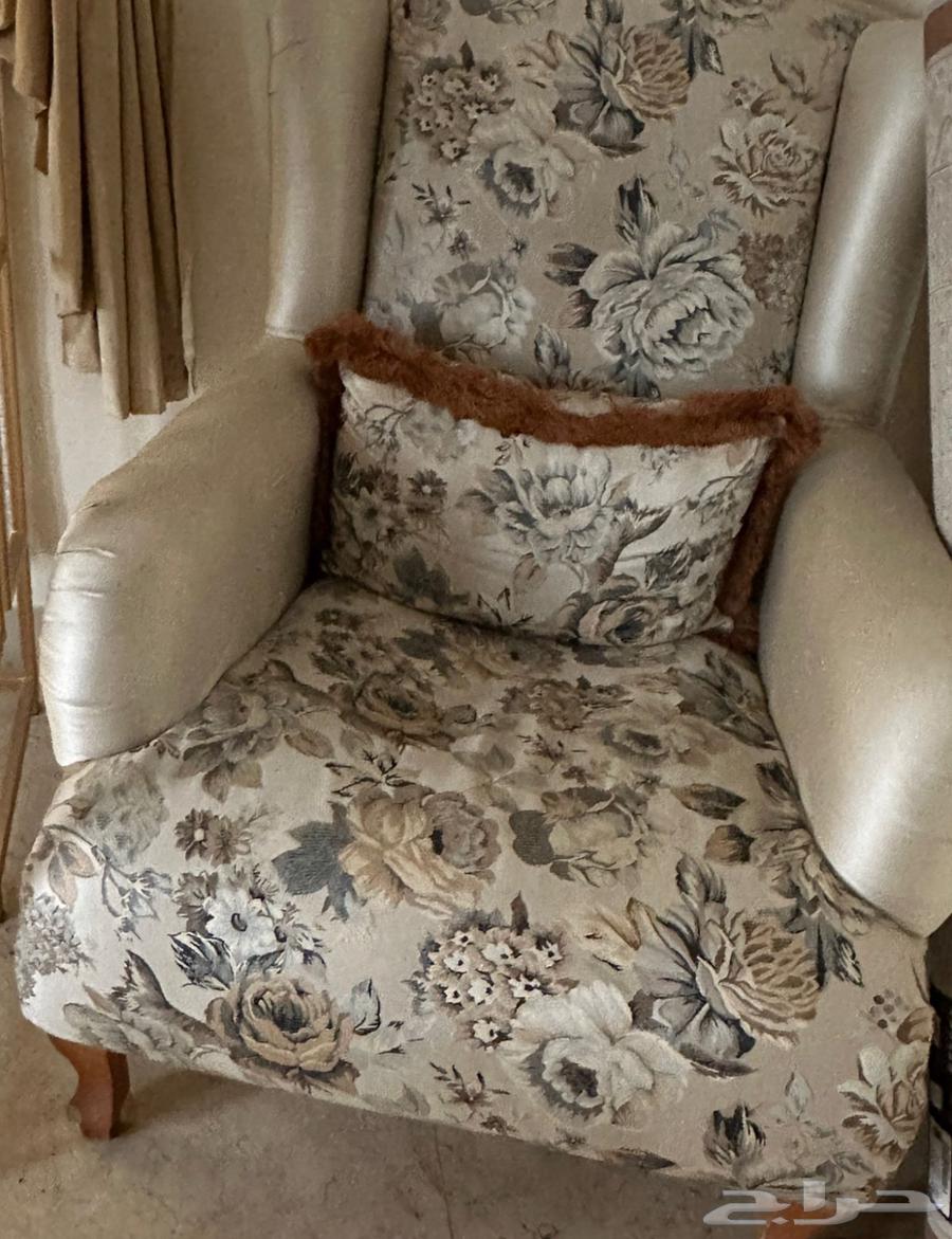 كنب مستعمل ب 800 ريال قابل للتفاوض64396047598083110