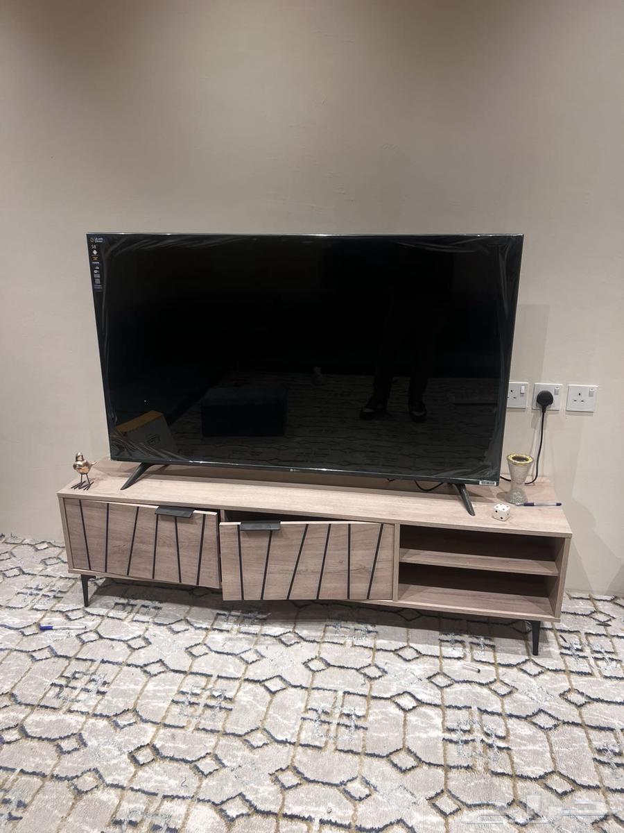 شاشه للبيع مع الطاوله64398856076930110