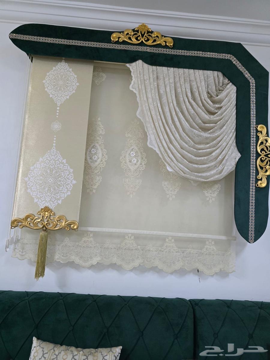 Green and beige used floor seating set, 4 by 6 meters, with curtain and 7 golden tables that have some scratches, two of them need stitching and adjustments64400702505603113