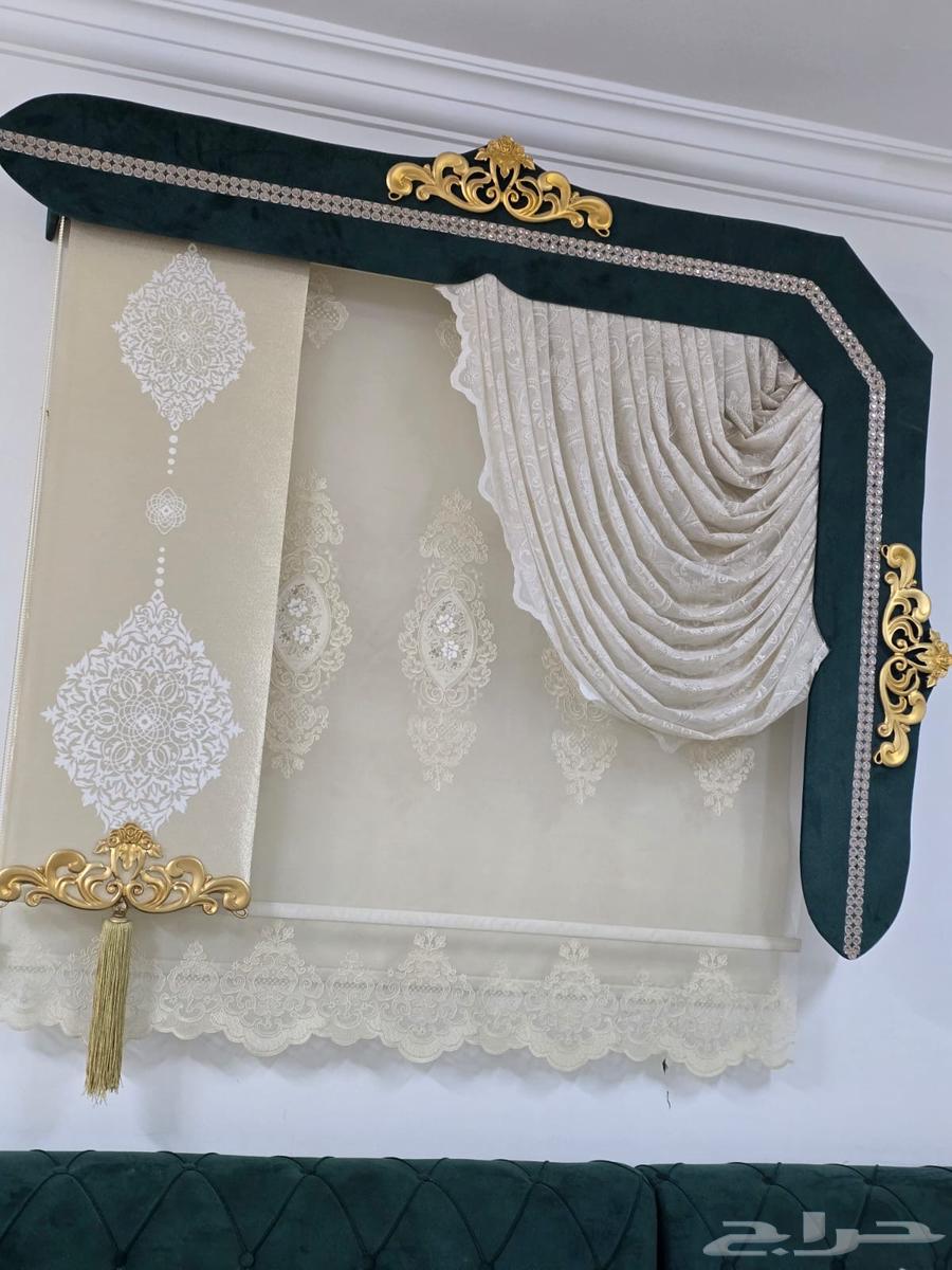 Green and beige used floor seating set, 4 by 6 meters, with curtain and 7 golden tables that have some scratches, two of them need stitching and adjustments64400702505603112