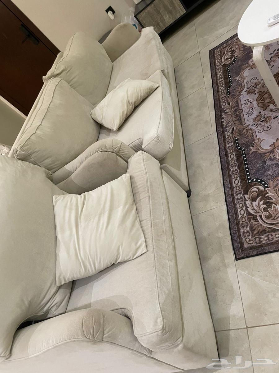 كنب نظيف للبيع يتكون من جلسة 3 اشخاص وشخصين ومرسين منفصلة64399563785603111