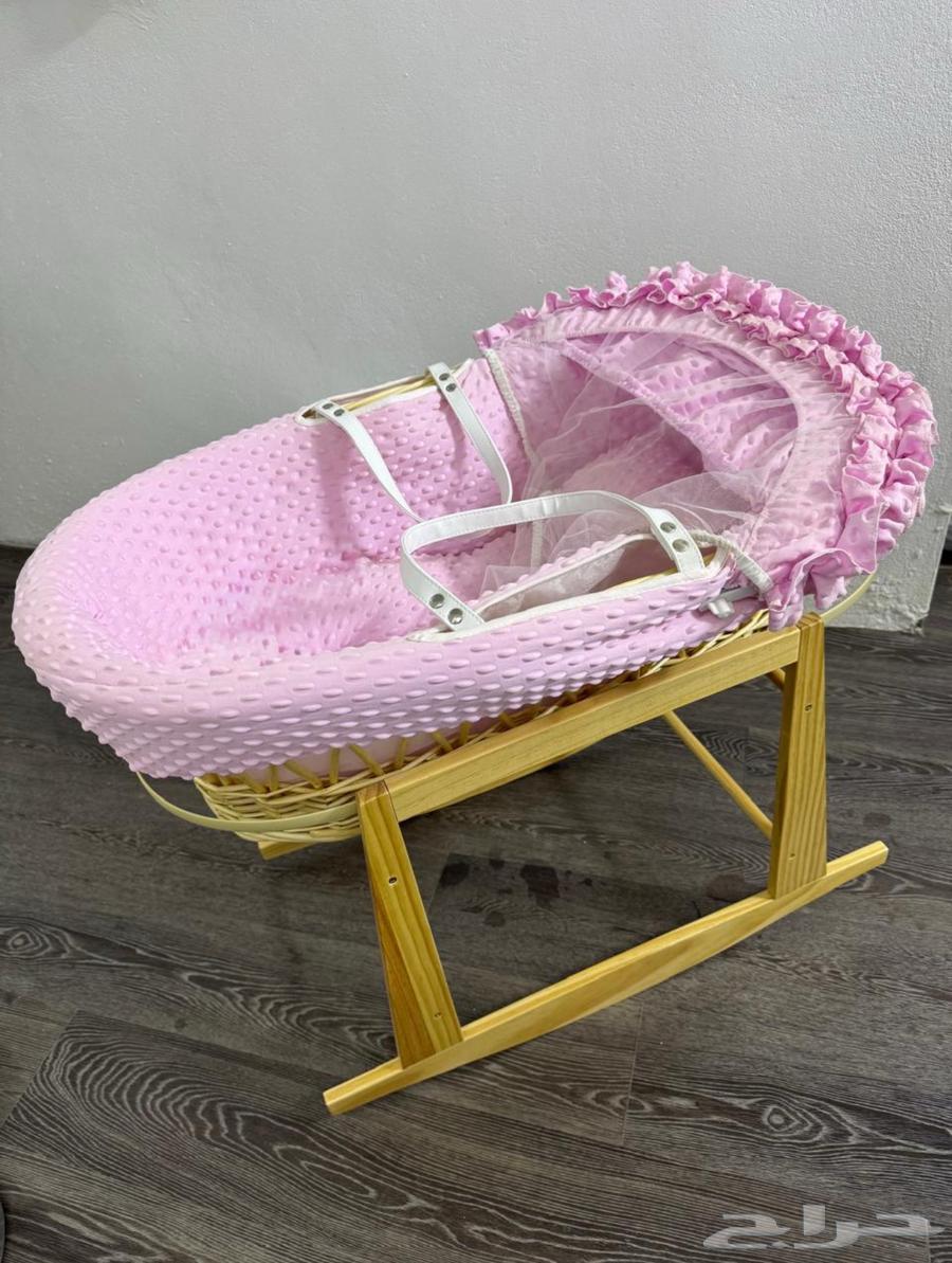 Shelves and racks with mirror and Moses basket64394731394947111